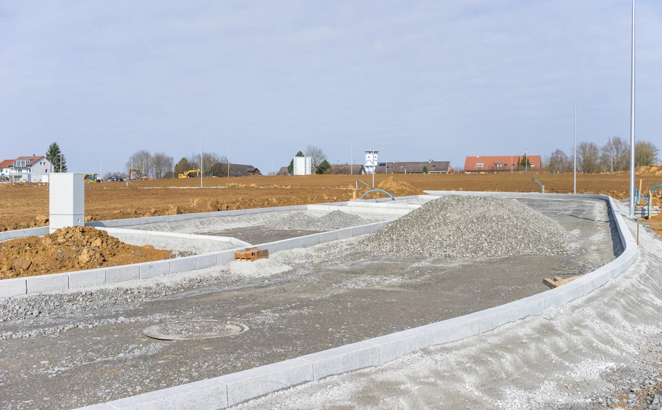 Chantier de construction en extérieur avec installation d'infrastructures souterraines
