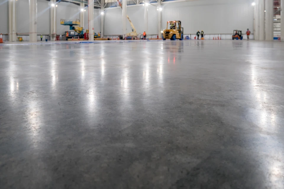 Surface de b&eacute;ton textur&eacute;e avec rainures parall&egrave;les cr&eacute;&eacute;es par brossage ou balayage